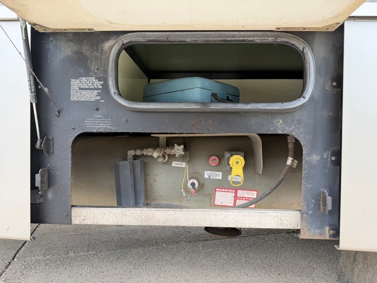#1490-•-2001-winnebago-adventurer-image-60