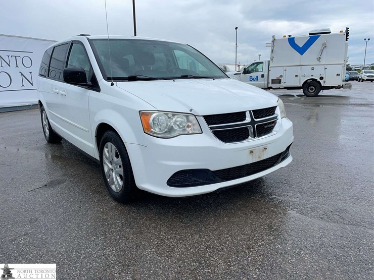 2014-dodge-grand-caravan-sxt-image-3