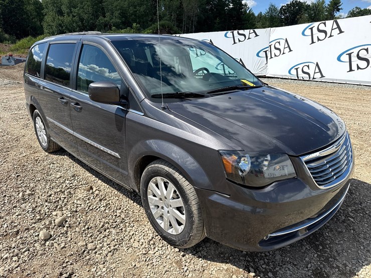 2016-chrysler-town-&-country-image-7