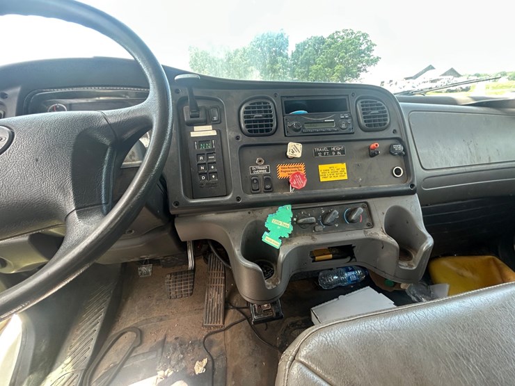 #1092-•-2011-freightliner-derrick-digger-image-52