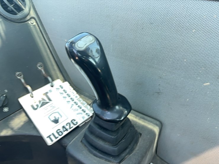 2016-caterpillar-tl642c-image-11