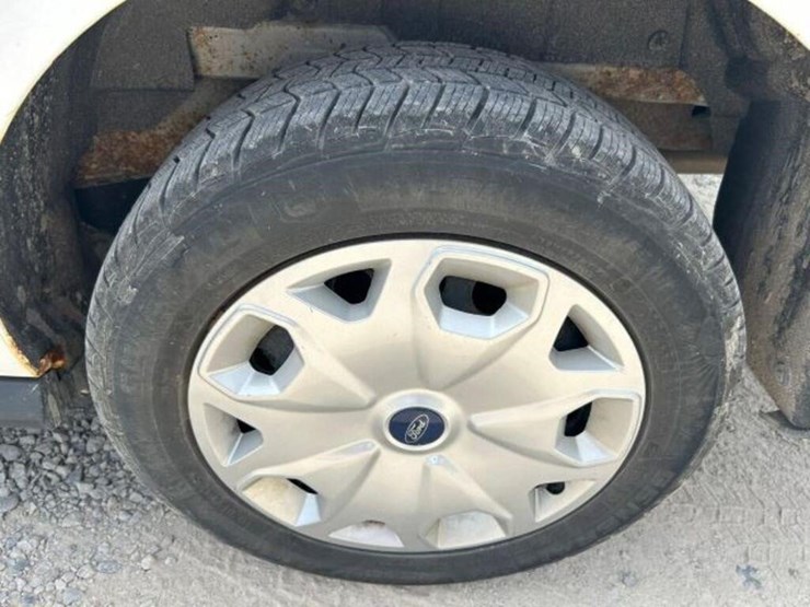 2014-ford-cargo-image-37