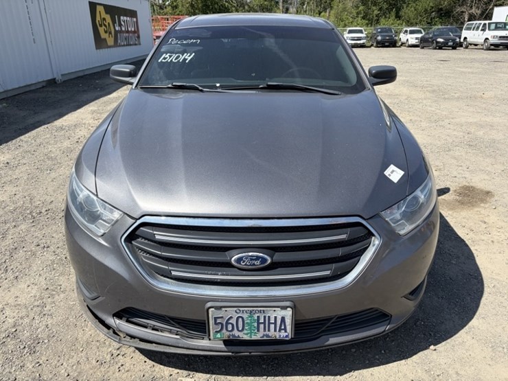 2015-ford-taurus-sedan-image-8