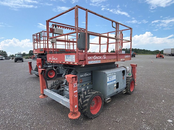 skyjack-sj6832rt-image-1