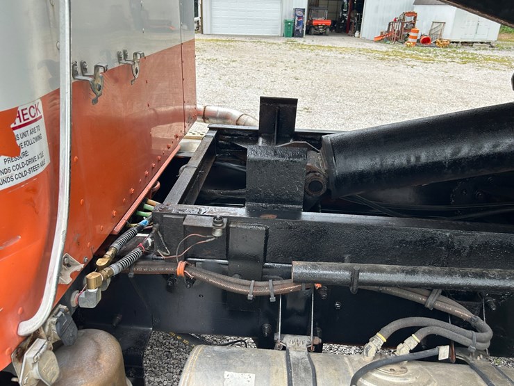2005-kenworth-t300-image-12