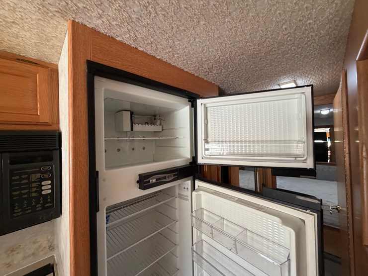 #1490-•-2001-winnebago-adventurer-image-114