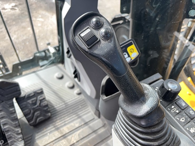 2023-caterpillar-340-image-52