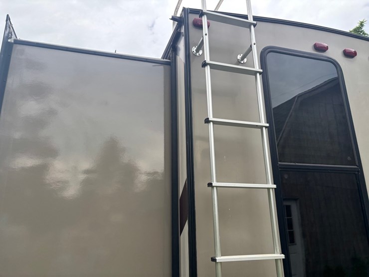 #2231-•-2014-crusader-335-5th-wheel-camper-image-20