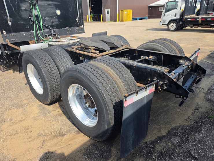 2015-kenworth-t680-image-11