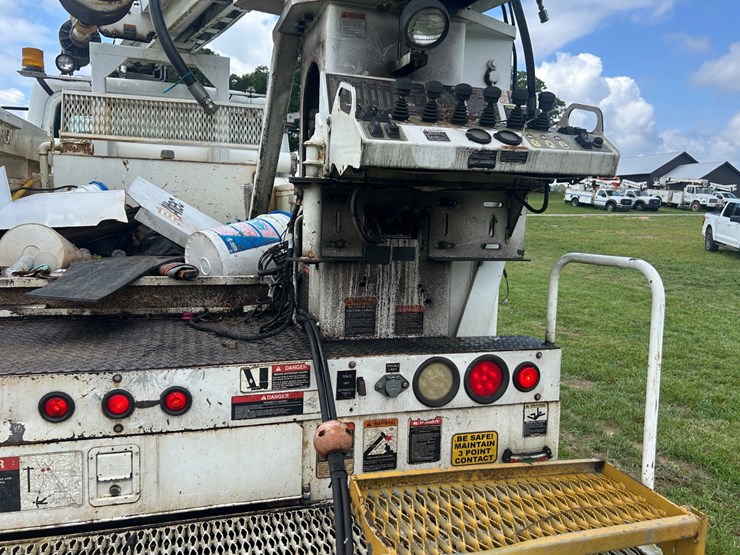 #1092-•-2011-freightliner-derrick-digger-image-24