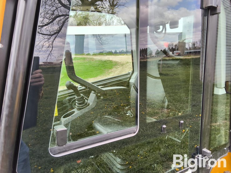 2024-jcb-3ts-8w-image-12