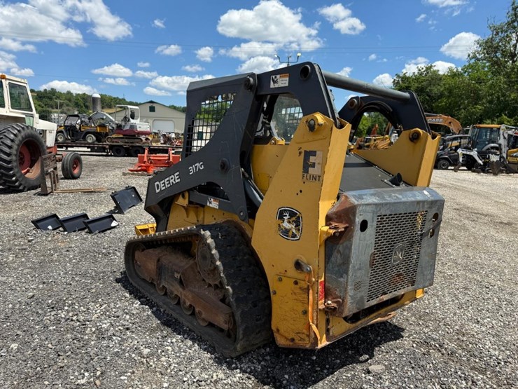 2016-deere-317g-image-2
