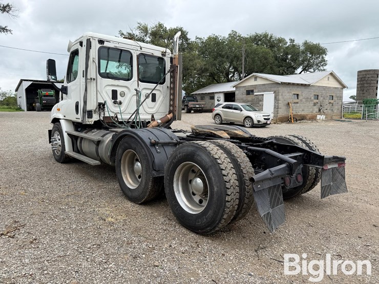 2012-freightliner-cascadia-113-image-7