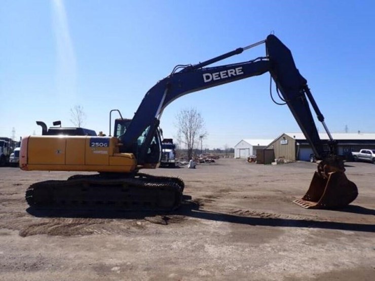 2017-deere-250g-lc-image-4