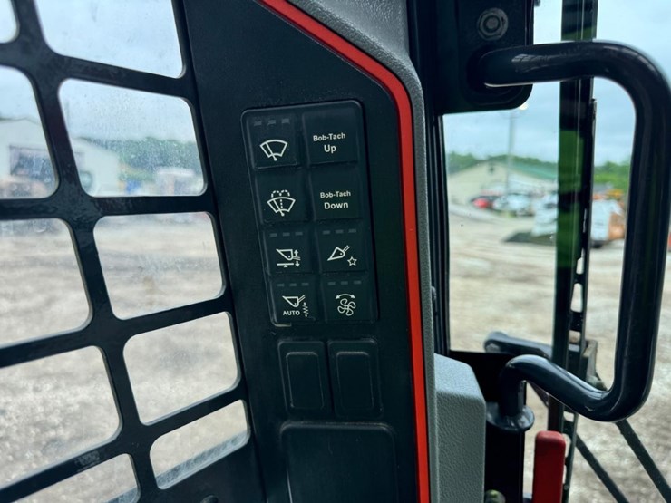 2021-bobcat-t64-image-30