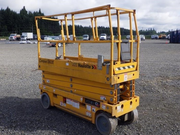 2015-haulotte-2632e-scissor-lift-image-3