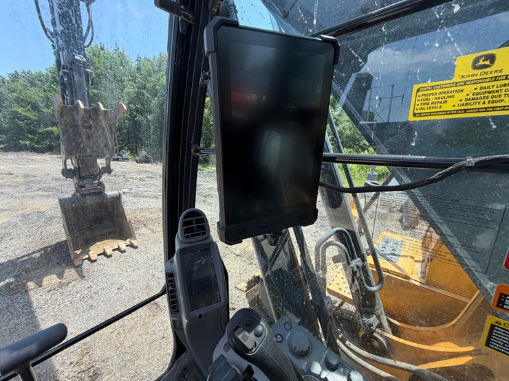 2020-deere-210g-image-35