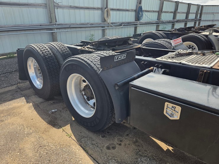2015-kenworth-t680-image-13