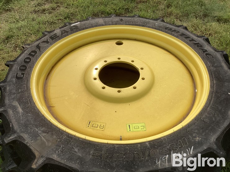 john-deere-320-image-12