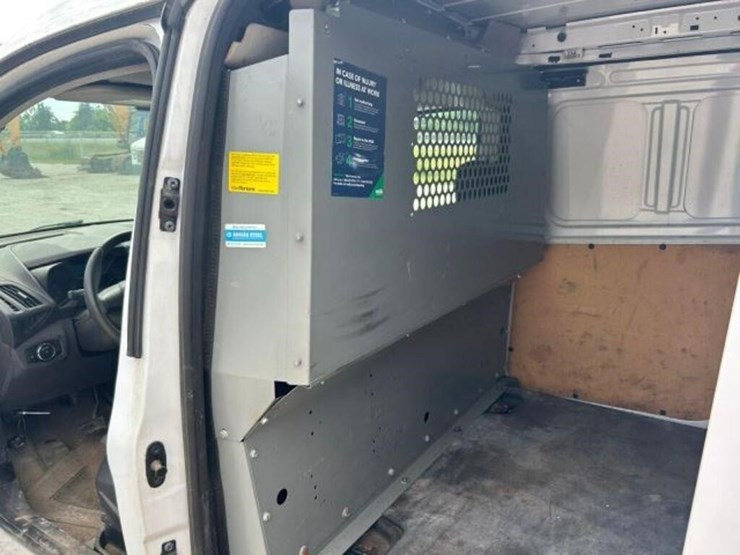 2014-ford-cargo-image-23