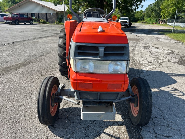 1995-kubota-l2900-image-12