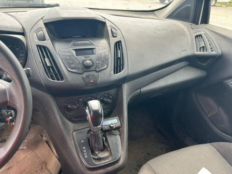 2014-ford-cargo-image-13