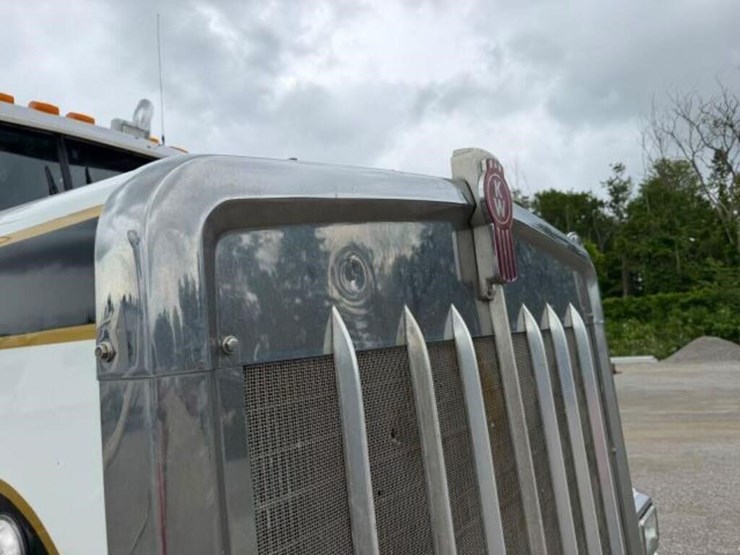 2013-kenworth-w900-image-54