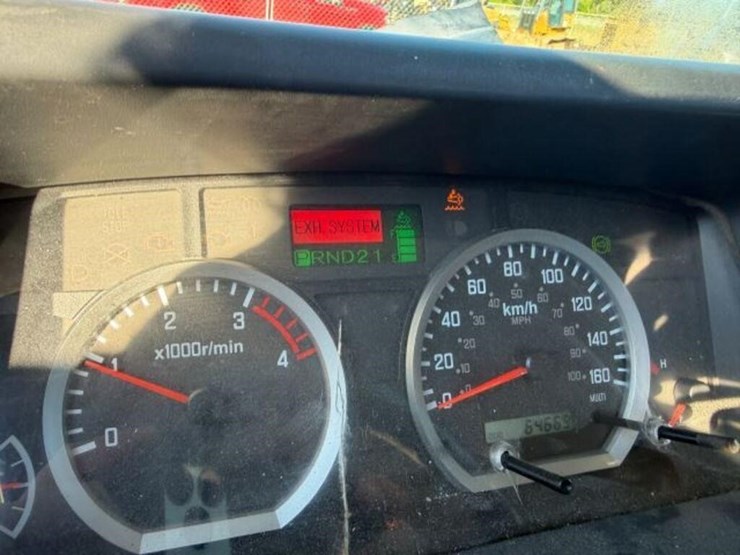2015-isuzu-npr-image-11