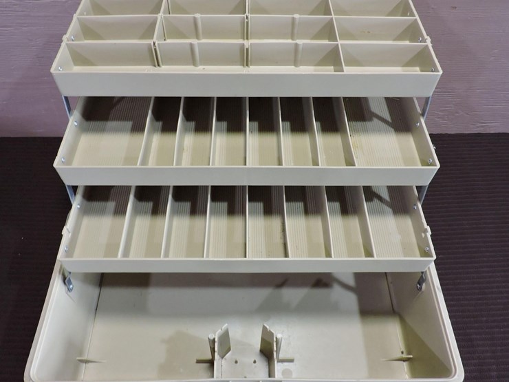 tackle-box-and-lock-back-knives-image-3