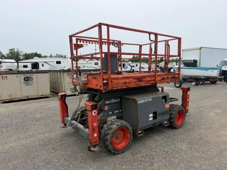 2017-skyjack-sj6832-4x4-scissor-lift-37011111-image-1
