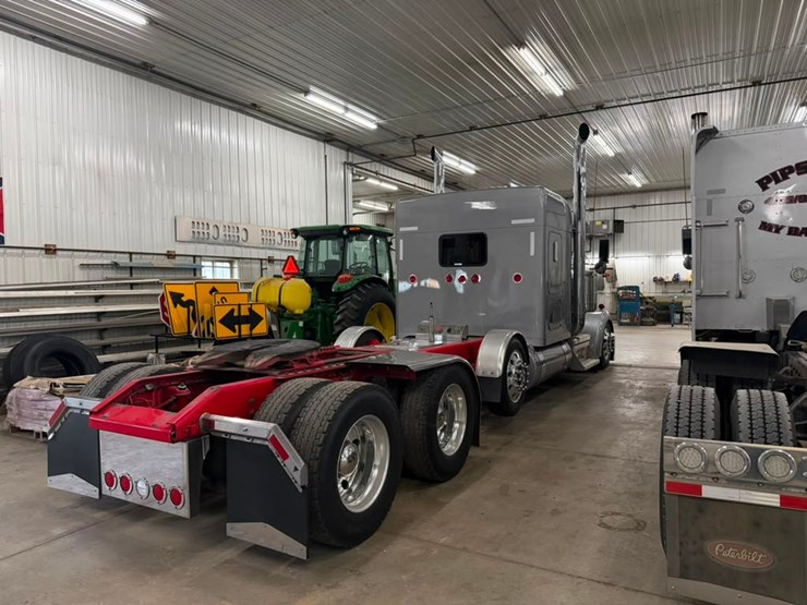 2023-kenworth-w900l-image-4