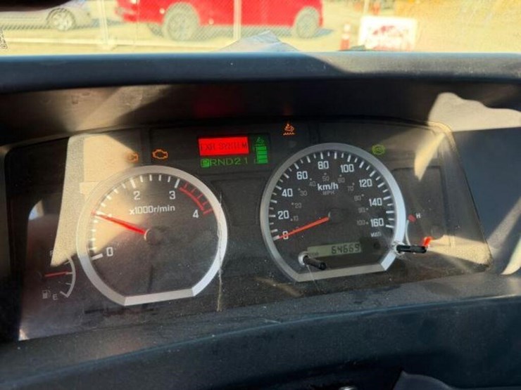 2015-isuzu-npr-image-12