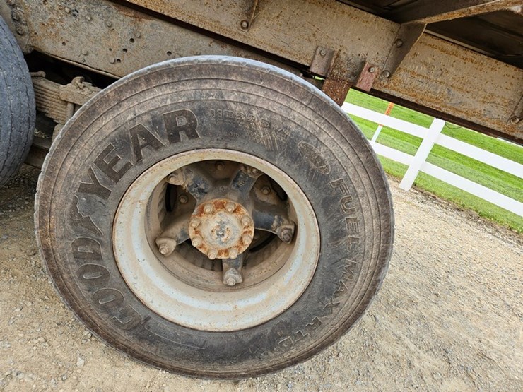 1983-ford-9000-image-41