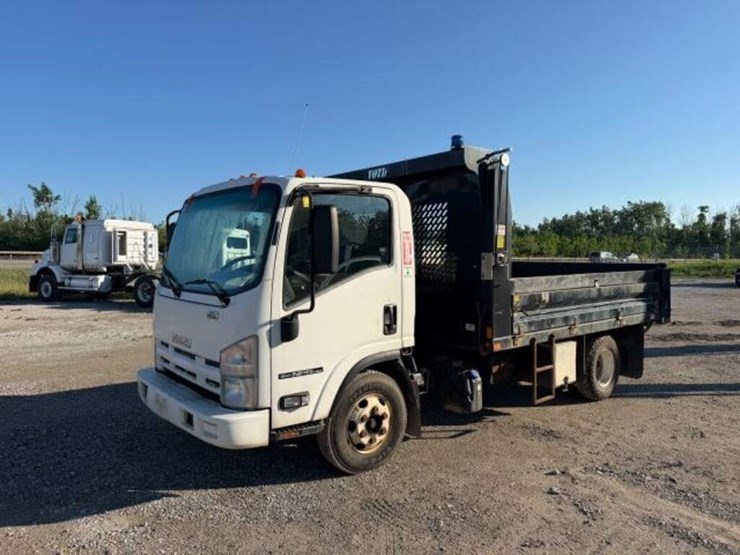 2015-isuzu-npr-image-1