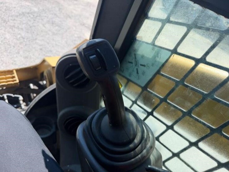2014-caterpillar-262d-image-12