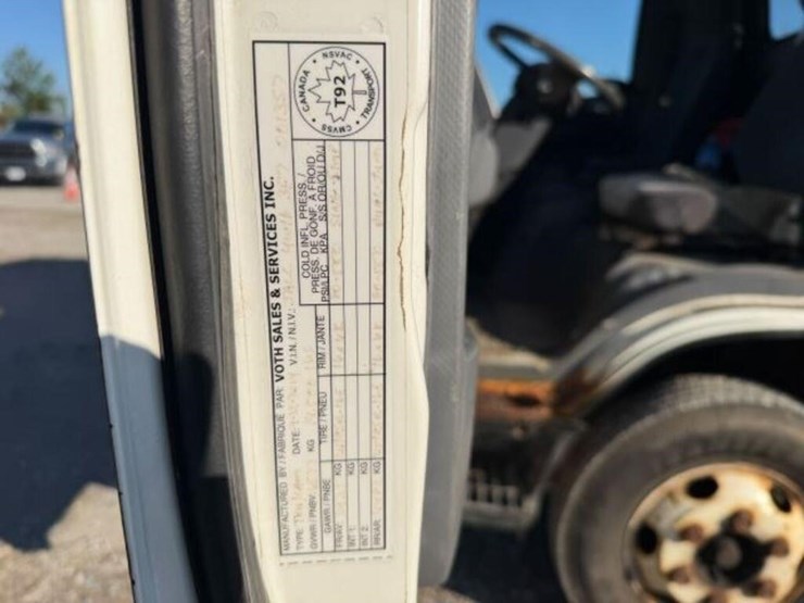 2015-isuzu-npr-image-15
