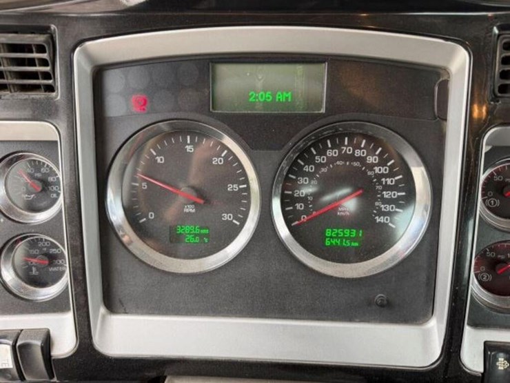 2013-kenworth-w900-image-15