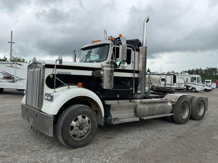 2013-kenworth-w900-image-1