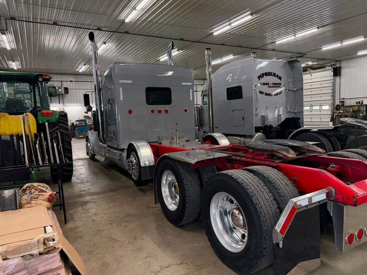 2023-kenworth-w900l-image-3