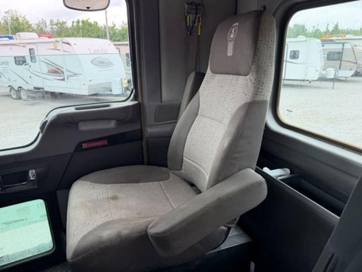 2013-kenworth-w900-image-23