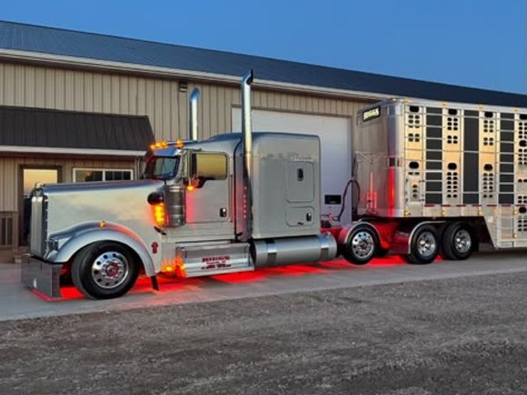 2023-kenworth-w900l-image-6