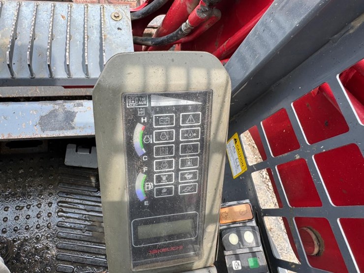 2019-takeuchi-tl8-image-24