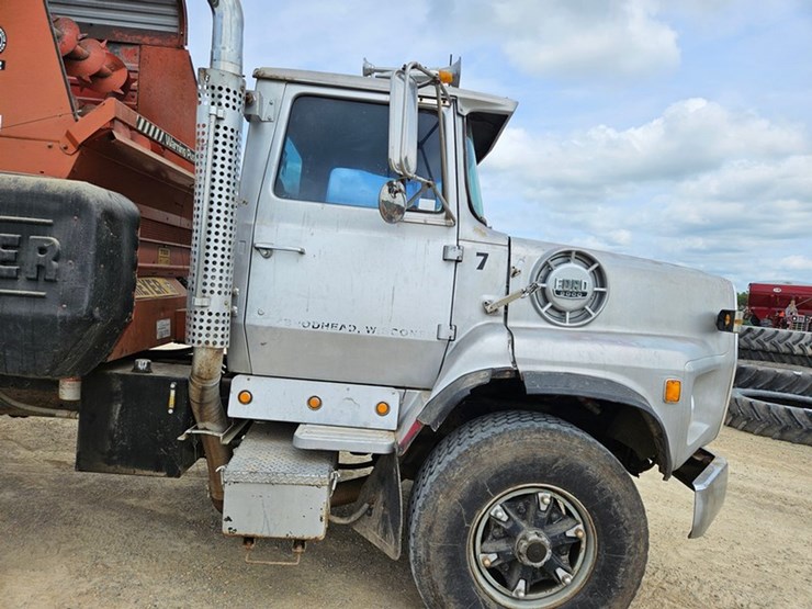 1983-ford-9000-image-32