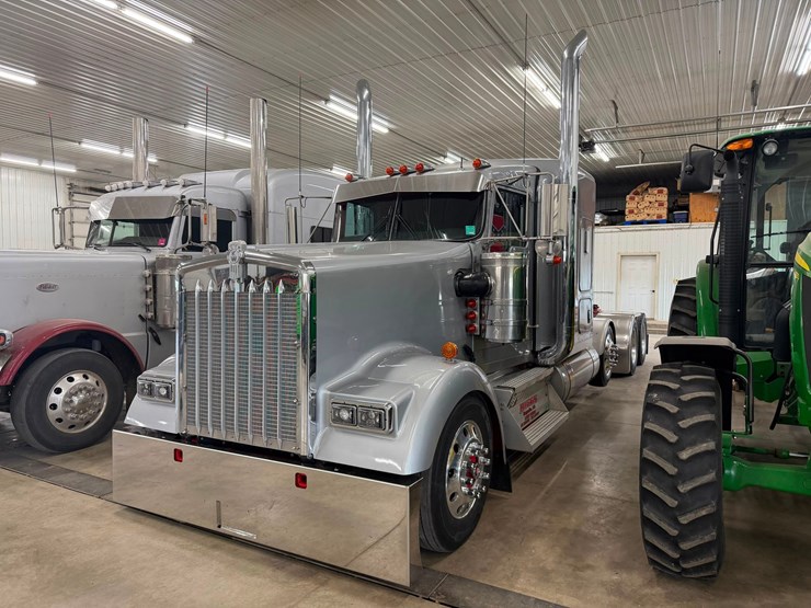 2023-kenworth-w900l-image-1
