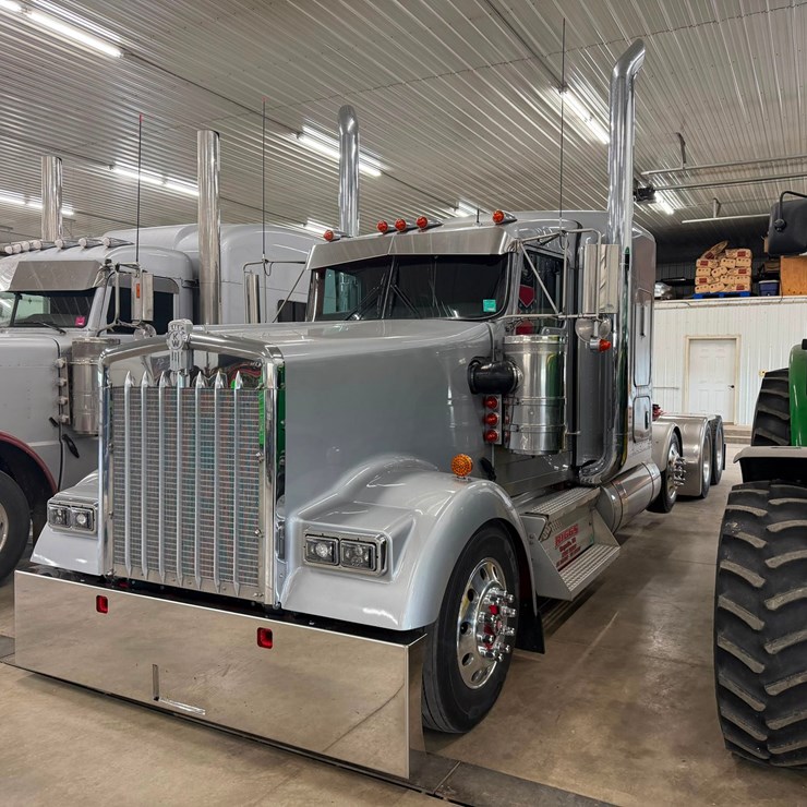 2023 KENWORTH W900L