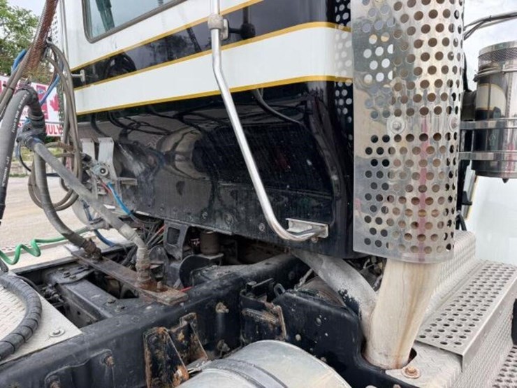 2013-kenworth-w900-image-42