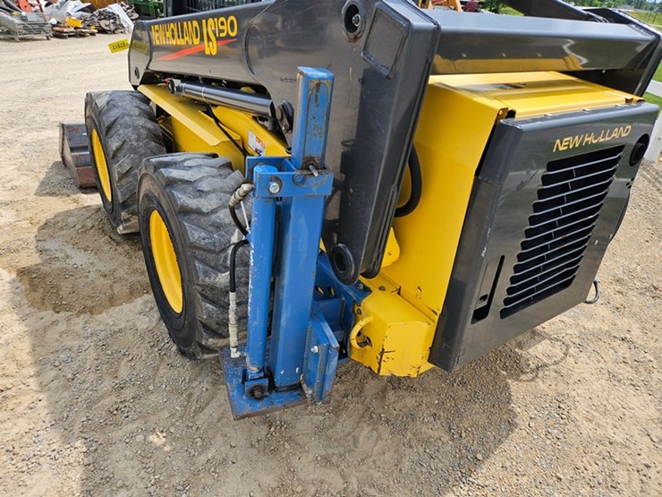 new-holland-ls190-image-14