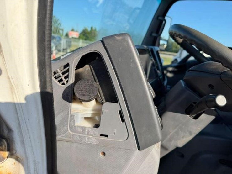 2015-isuzu-npr-image-22