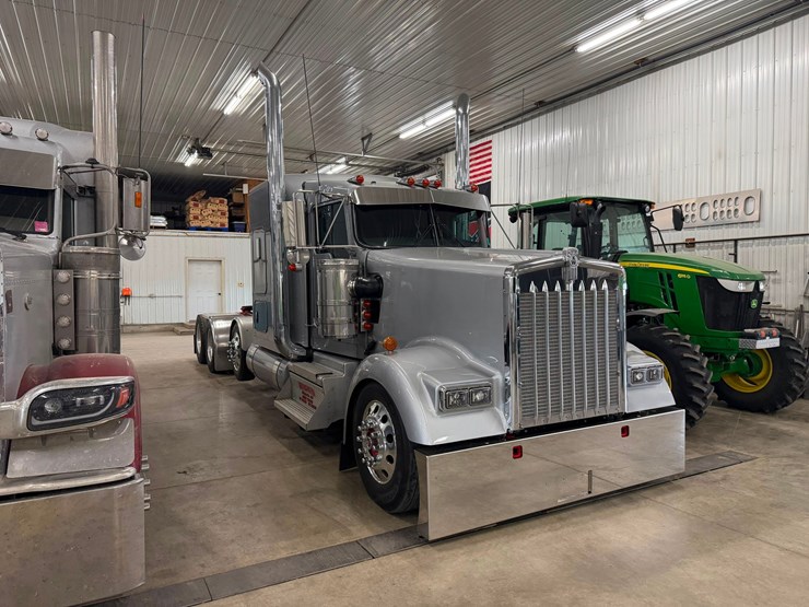 2023-kenworth-w900l-image-2