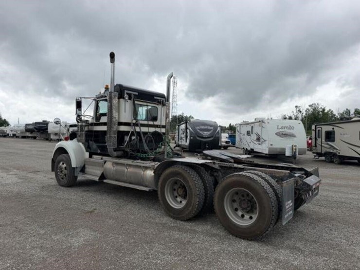 2013-kenworth-w900-image-6